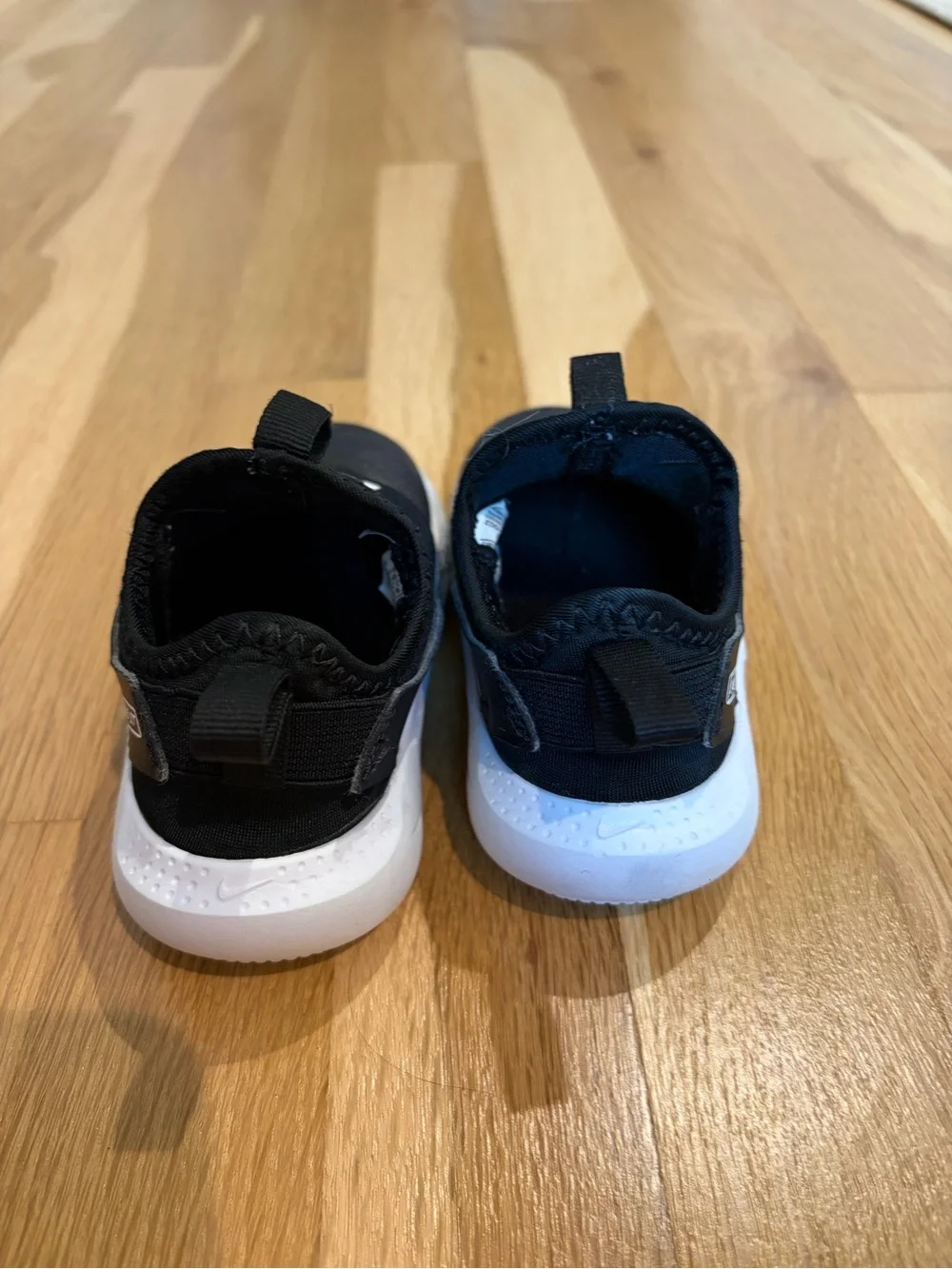 Nike Toddler Black and White Slip-On Sneakers 7T