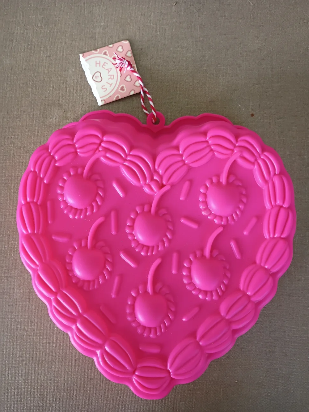 Brand New Hearts & Kisses Pink Silicone Heart Shaped Cake Mold