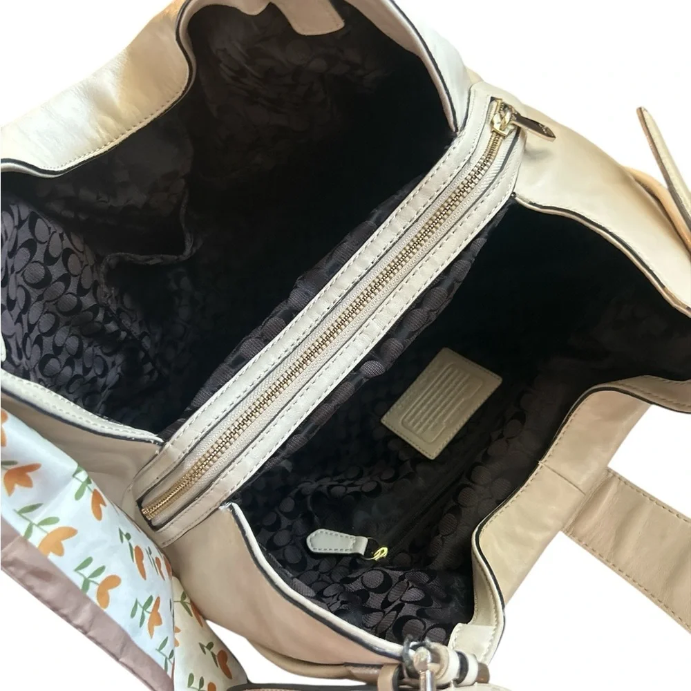 Coach Cream and Gold Hobo Bag with BUTTER SOFT LUXURIOUS LEATHER VERY CLASSY