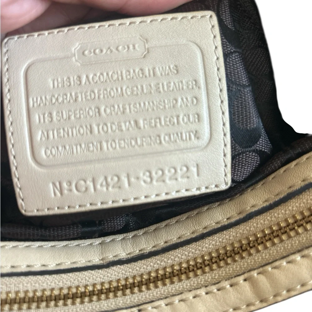 Coach Cream and Gold Hobo Bag with BUTTER SOFT LUXURIOUS LEATHER VERY CLASSY