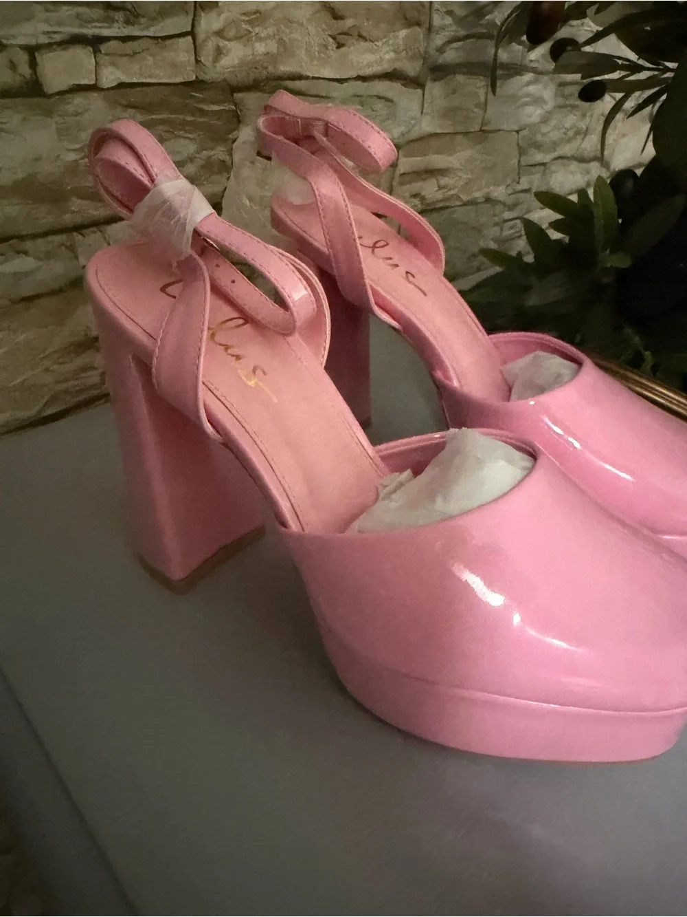 Lulus glossy bubblegum