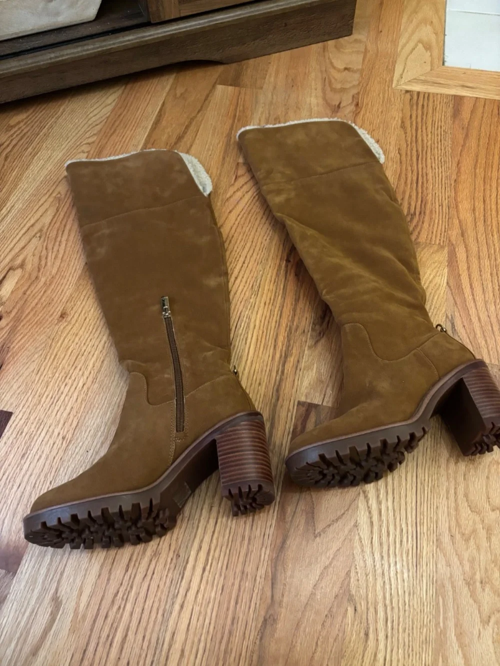 Jennifer Lopez never worn