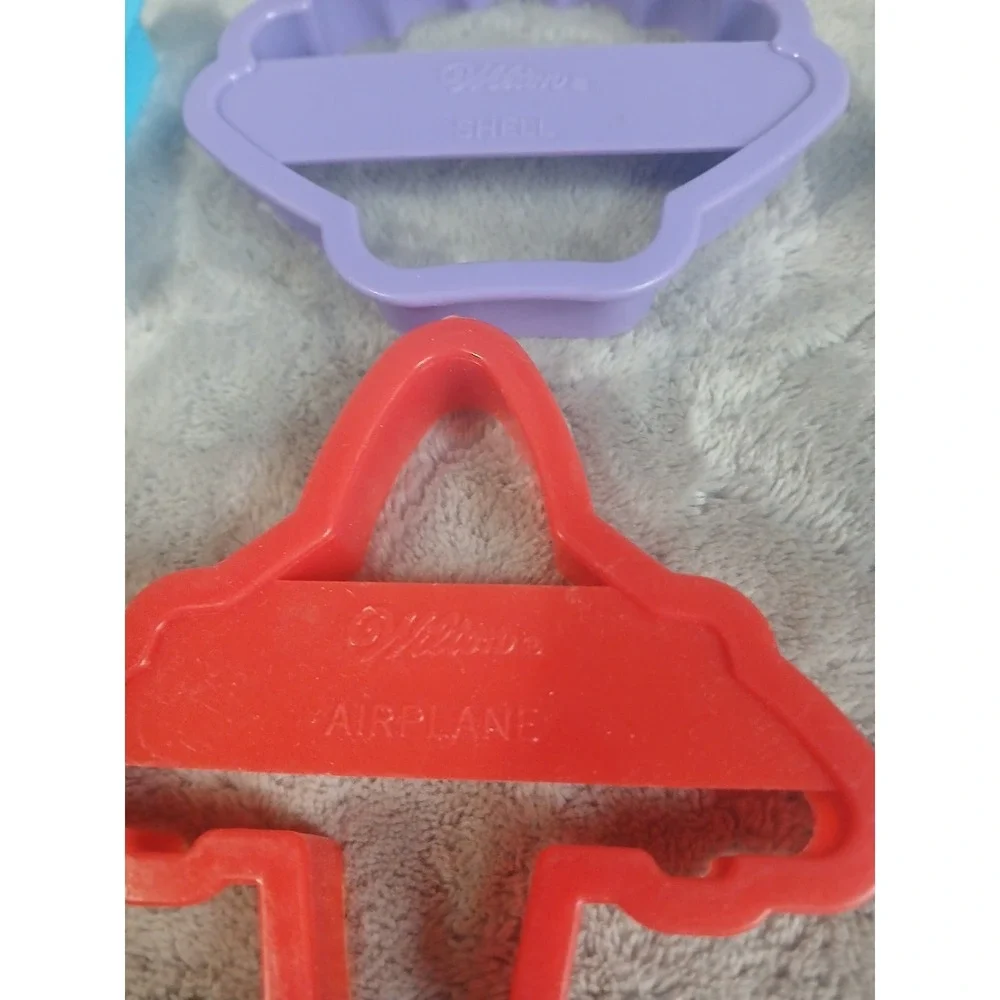 13 Vtg‎ Wilton Cookie Cutters Assorted 1992 Animals Boat Hand Foot Plane READ
