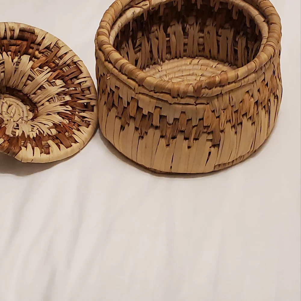 Vtg Brown Boho Farmhouse Woven Round Basket With Lid Storage Decor Sewing