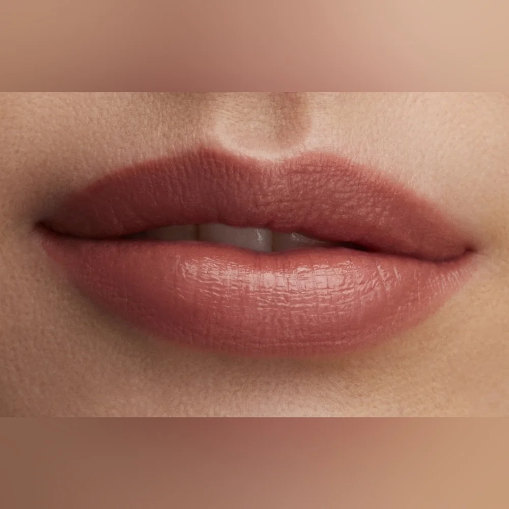 MAC Cosmetics lustre lightweight