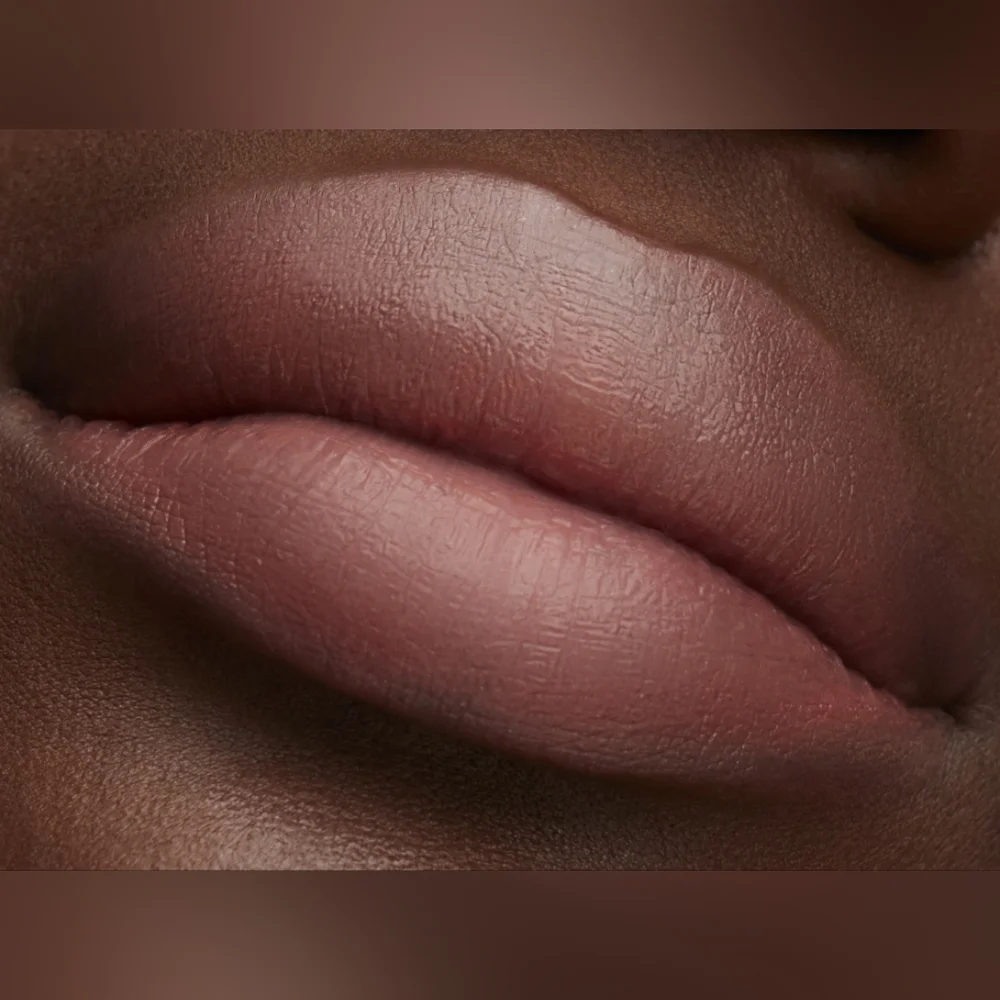 MAC Cosmetics lustre lightweight