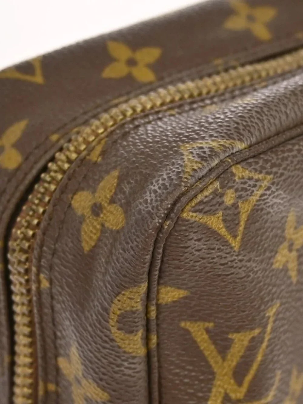 Louis Vuitton outside 	ab