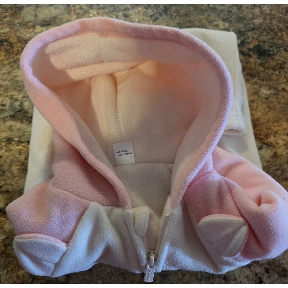 Baby girl OLD NAVY pink fleece one-piece hoodi. Pajama size 18-24 month.
