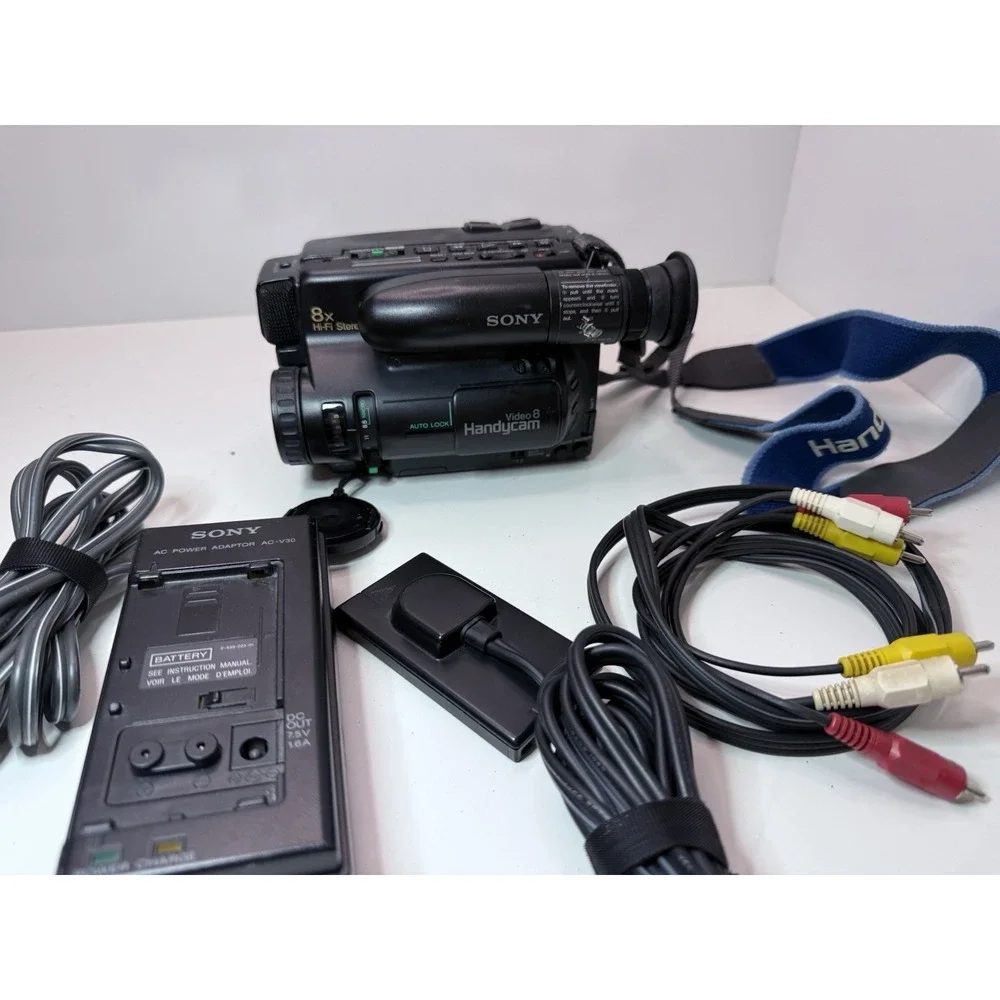 Sony CCD-TR7 Video8 Handycam Camcorder‎ w/ Charger & Cables – As Is
