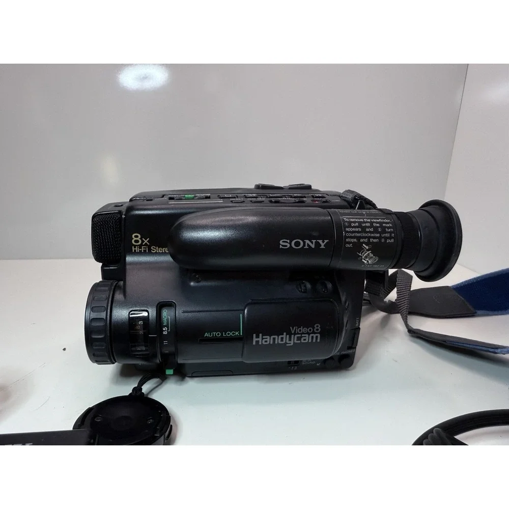 Sony CCD-TR7 Video8 Handycam Camcorder‎ w/ Charger & Cables – As Is