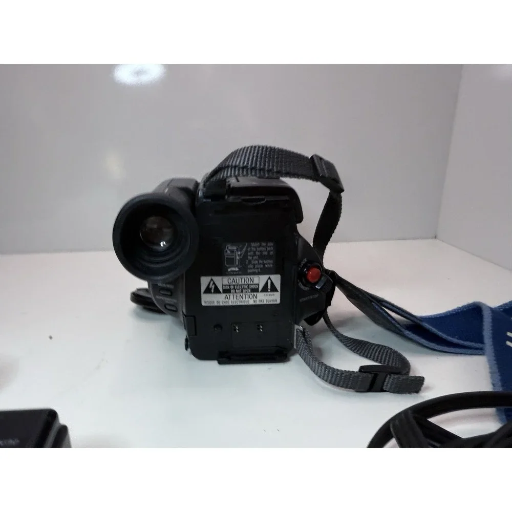 Sony CCD-TR7 Video8 Handycam Camcorder‎ w/ Charger & Cables – As Is