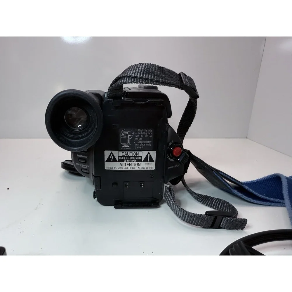 Sony CCD-TR7 Video8 Handycam Camcorder‎ w/ Charger & Cables – As Is