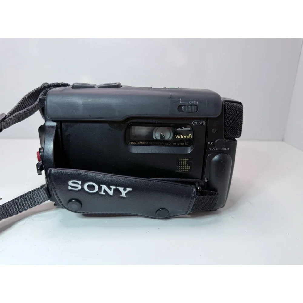Sony CCD-TR7 Video8 Handycam Camcorder‎ w/ Charger & Cables – As Is