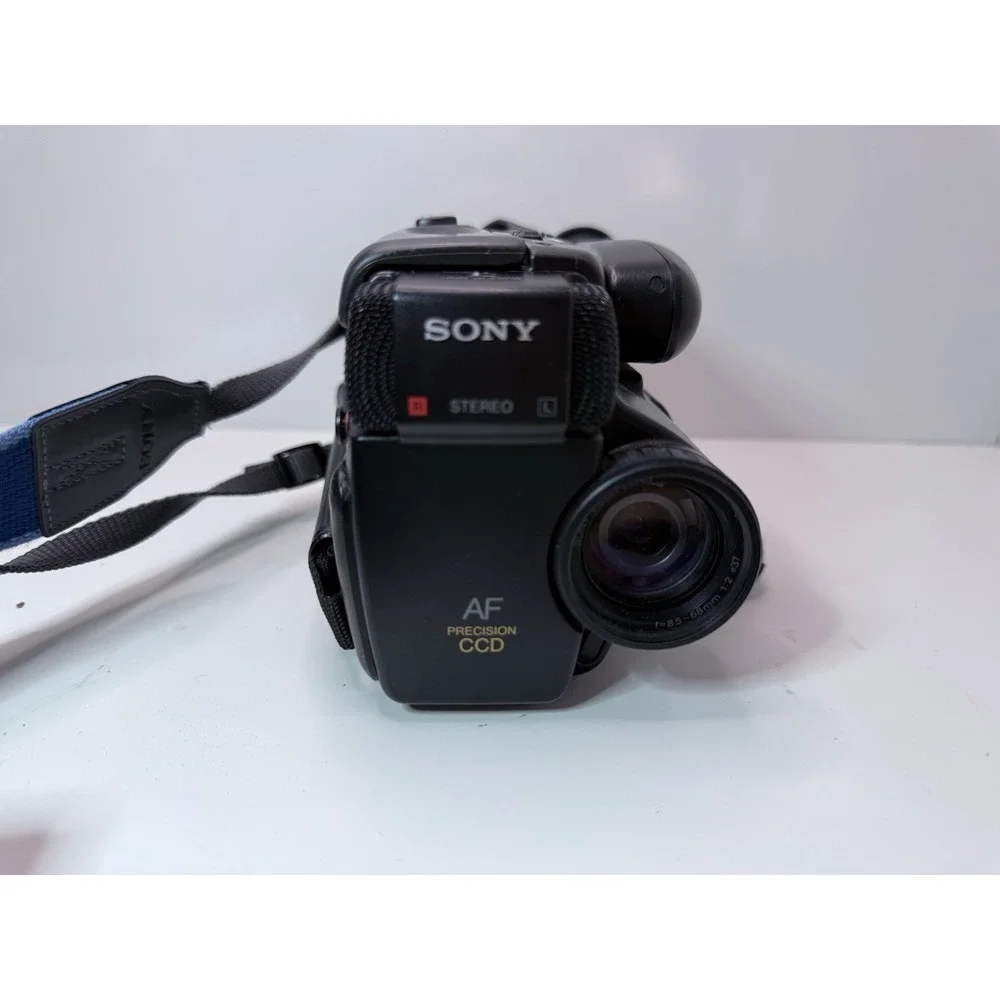 Sony CCD-TR7 Video8 Handycam Camcorder‎ w/ Charger & Cables – As Is