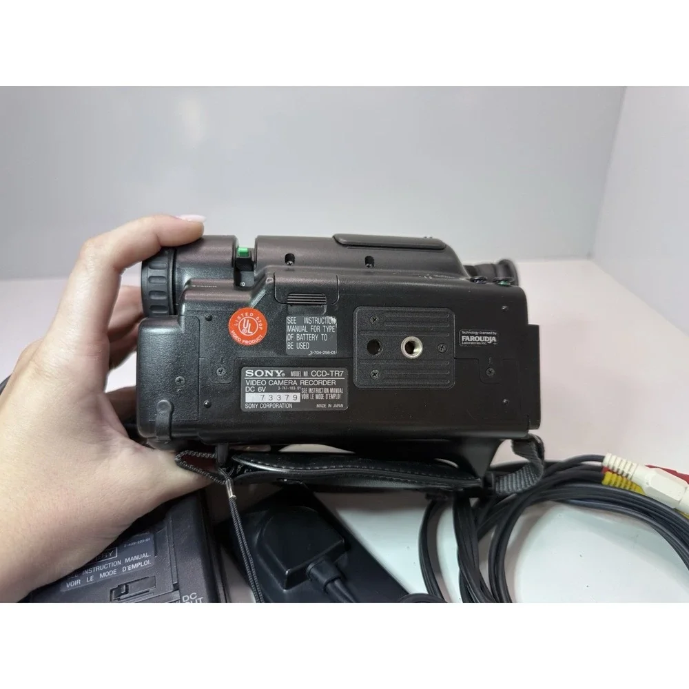 Sony CCD-TR7 Video8 Handycam Camcorder‎ w/ Charger & Cables – As Is