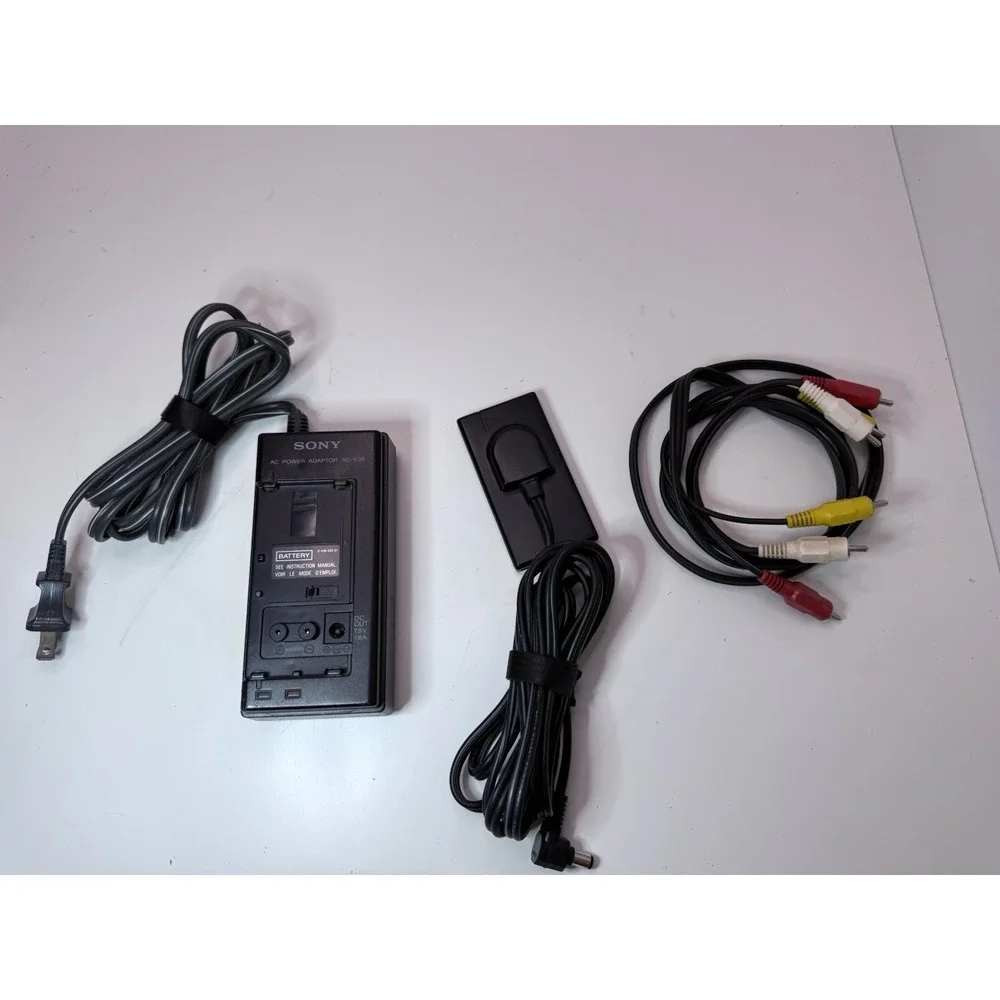 Sony CCD-TR7 Video8 Handycam Camcorder‎ w/ Charger & Cables – As Is