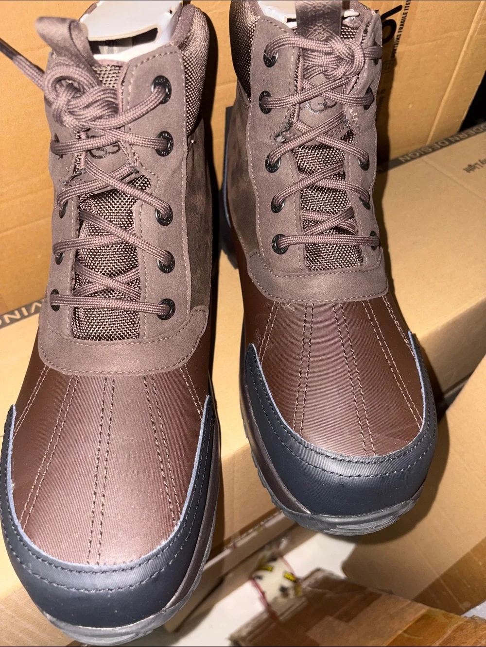UGG sturdy lace
