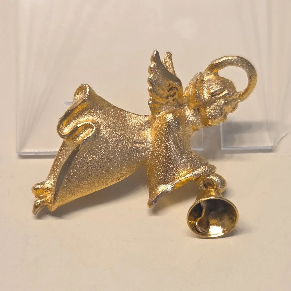 Vintage ROBIN RUSH RR Signed Gold Tone Angel‎ Cherub Holding Bell Brooch Pin