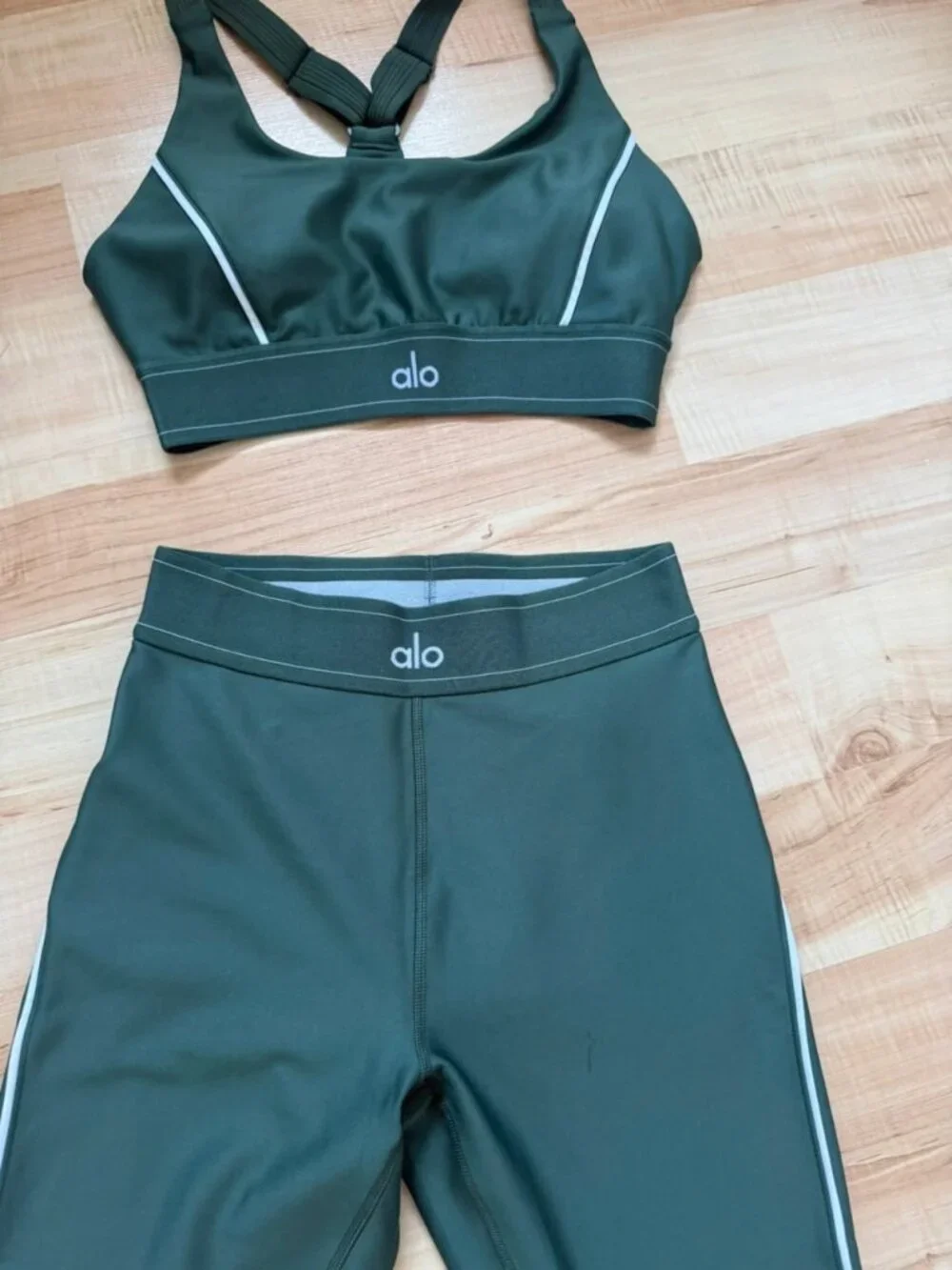 ALO Yoga sleek alo