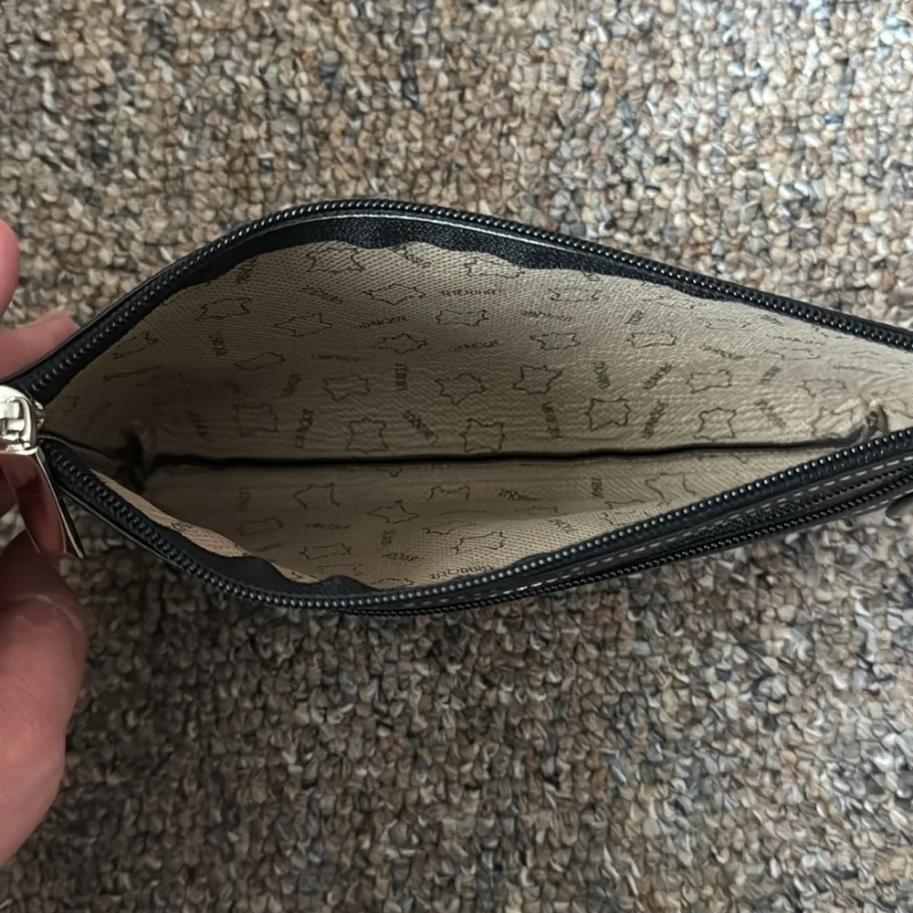N/A black clutch