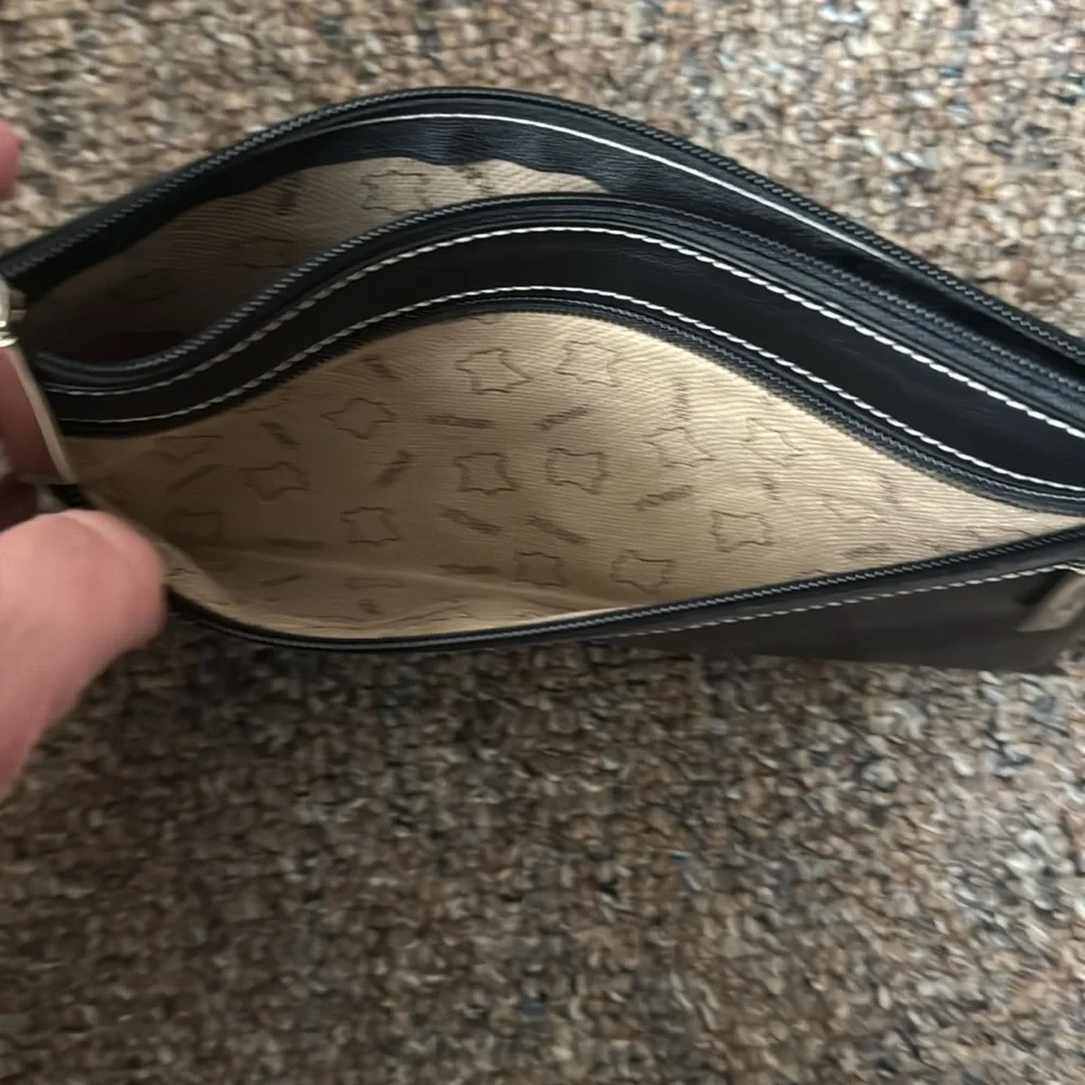 N/A black clutch