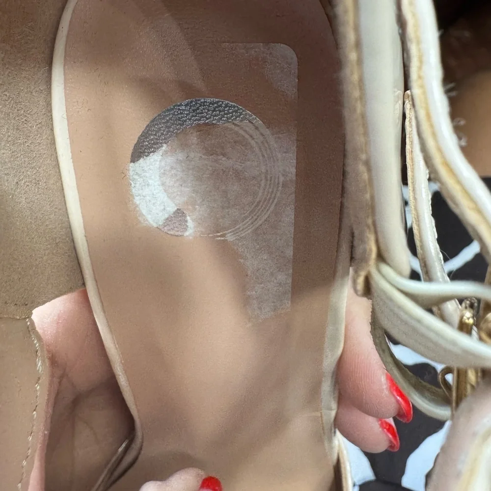 Journee Collection cosmetic light 	•	heel
