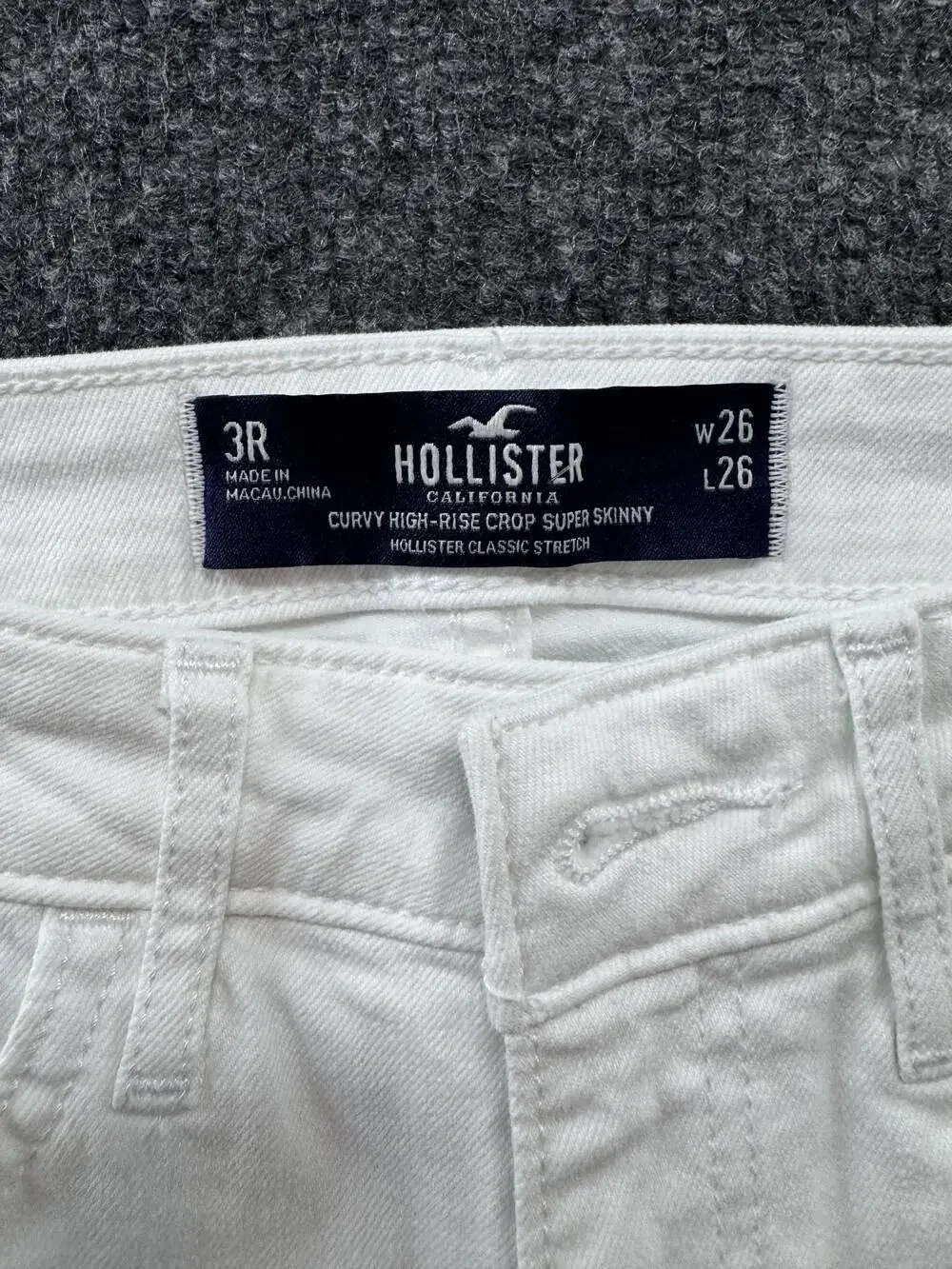 Hollister these white