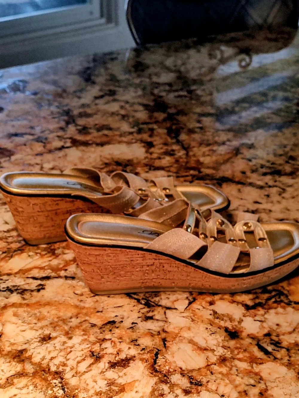 Dezario gold wedge