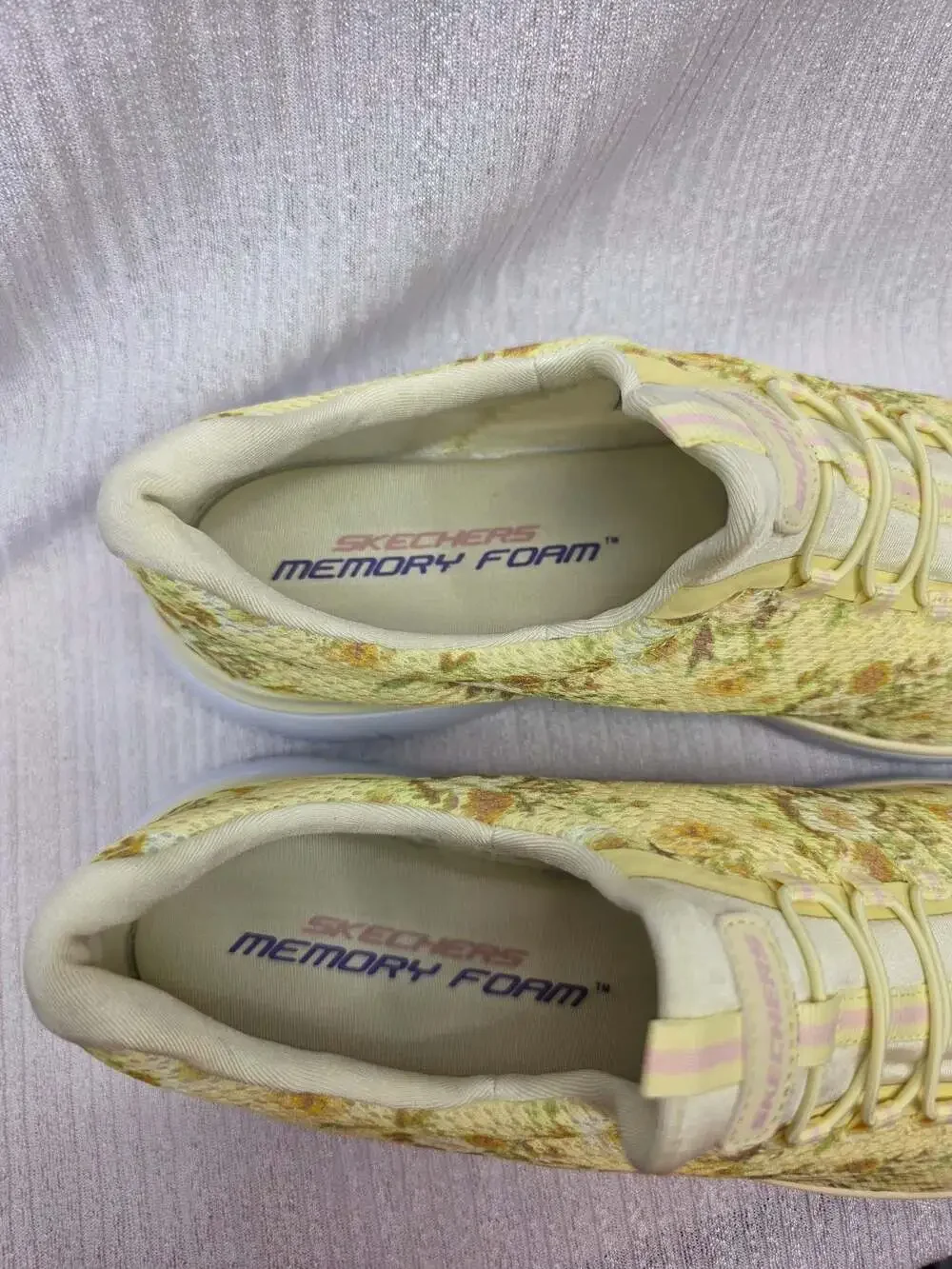 Skechers new without