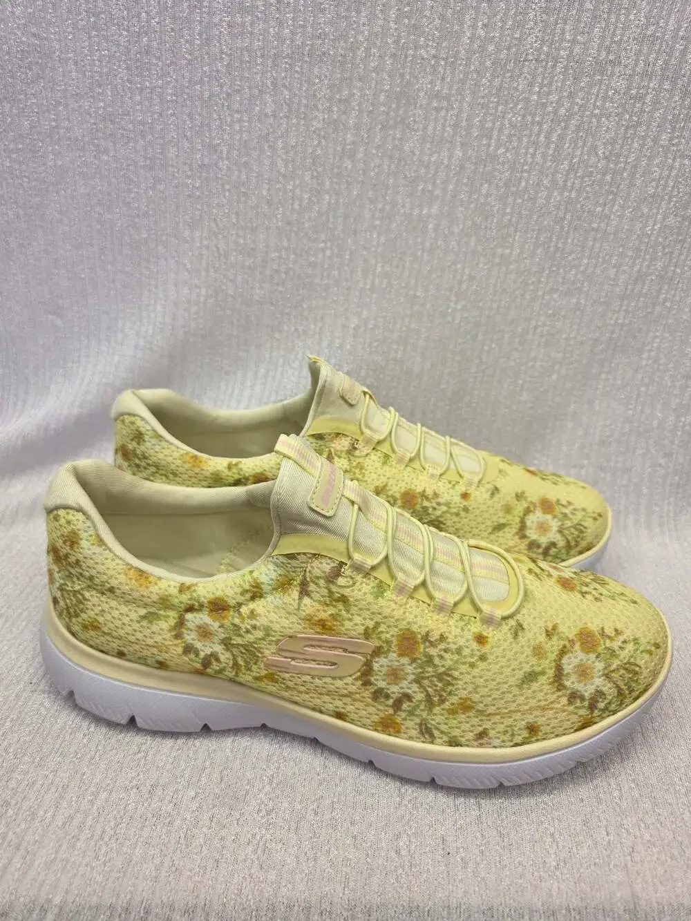 Skechers new without