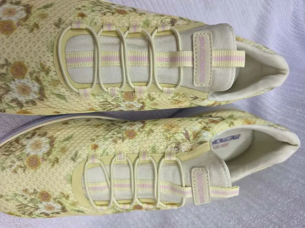 Skechers new without