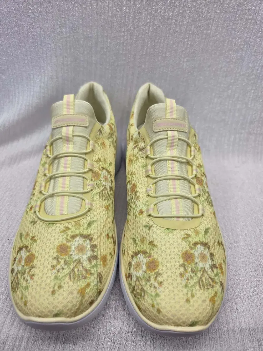 Skechers new without