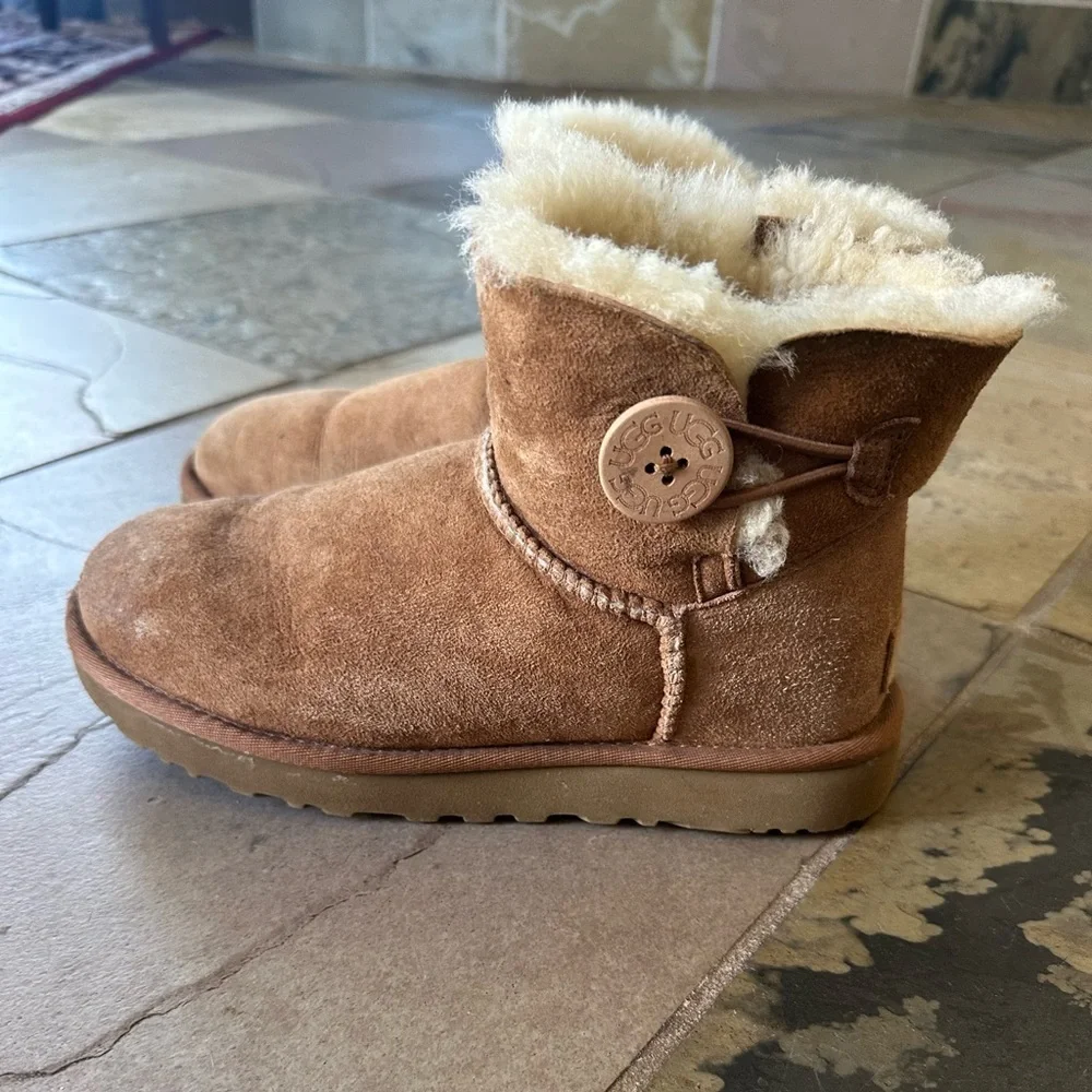 UGG Mini Bailey Button II Chestnut Sheepskin Boots Women’s 6