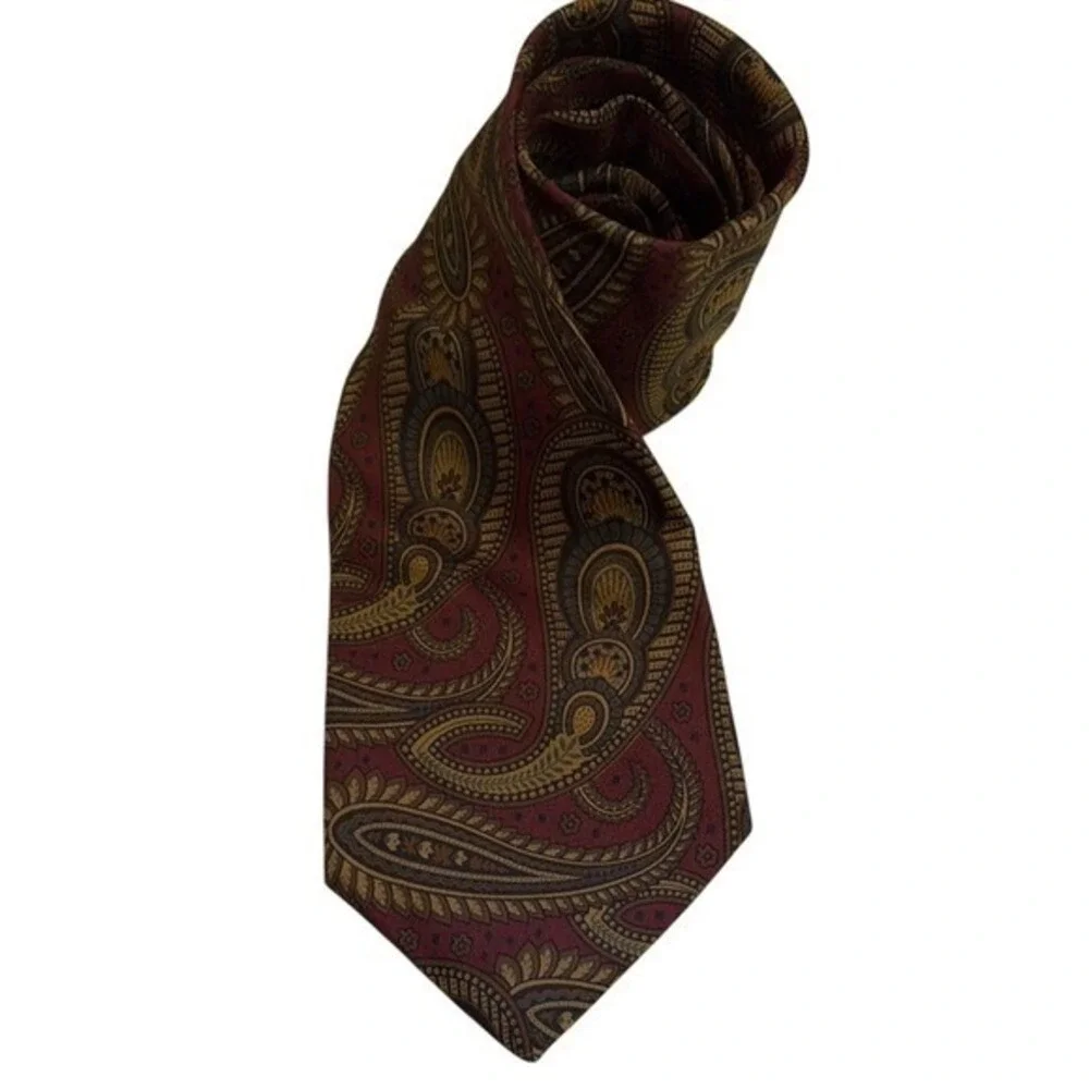 Burberrys of London Burgundy Paisley Silk Necktie‎ Elegant Menswear Accessory