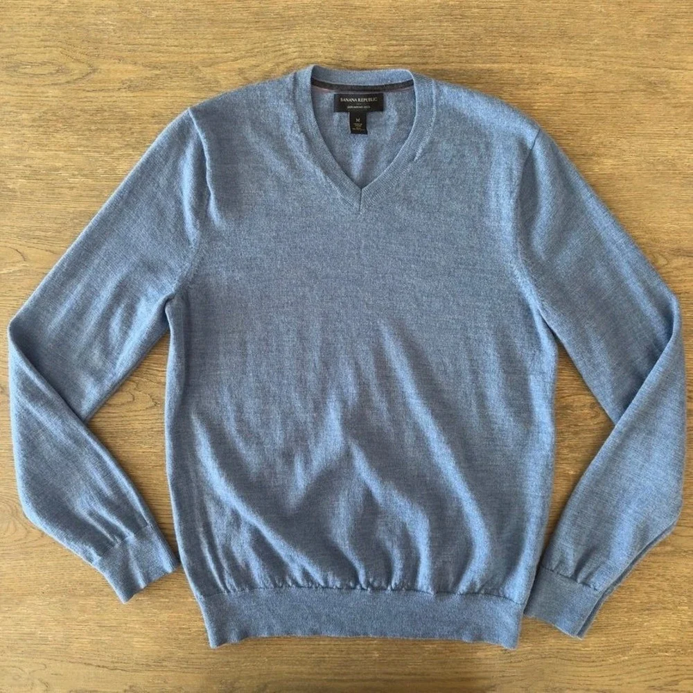 Banana Republic Mens M 100% Merino Wool V-Neck Sweater Blue Pullover Lightweight