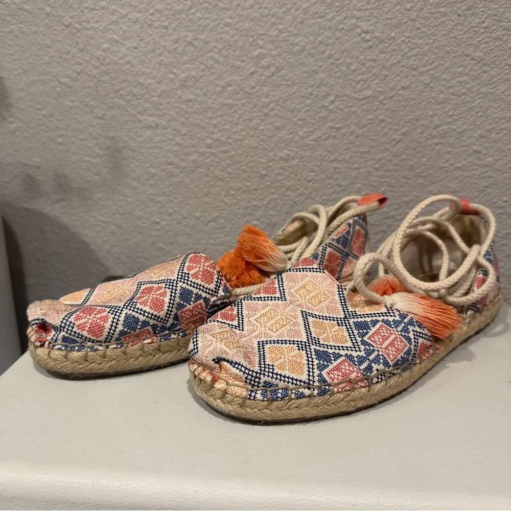 Toms visible 	•	size ties
