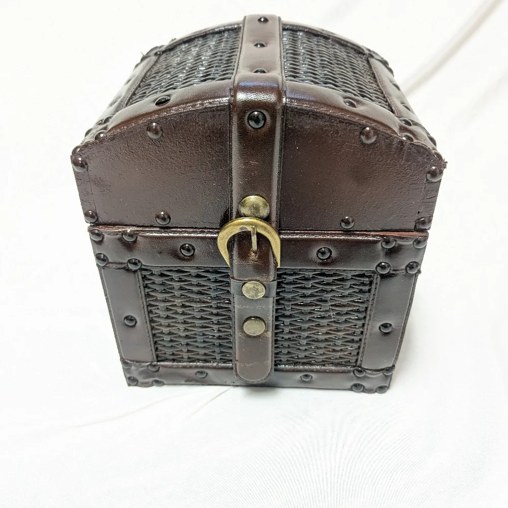 Vtg 80s‎ Hinged Wicker Riveted Wooden Box Sm 8x7x9 Dome Lid Snap Closure READ