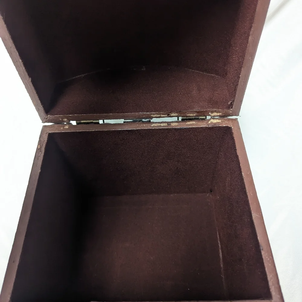 Vtg 80s‎ Hinged Wicker Riveted Wooden Box Sm 8x7x9 Dome Lid Snap Closure READ