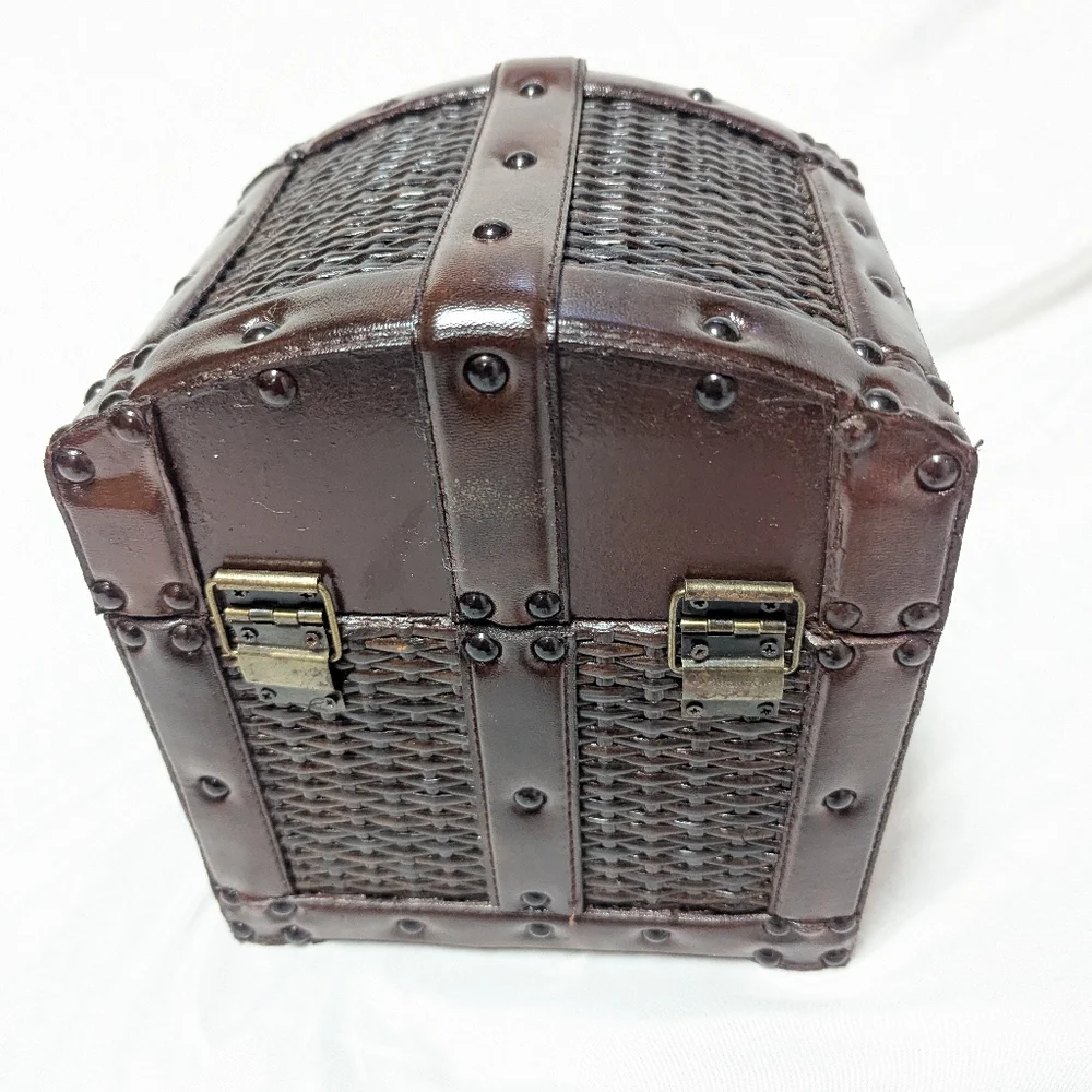 Vtg 80s‎ Hinged Wicker Riveted Wooden Box Sm 8x7x9 Dome Lid Snap Closure READ
