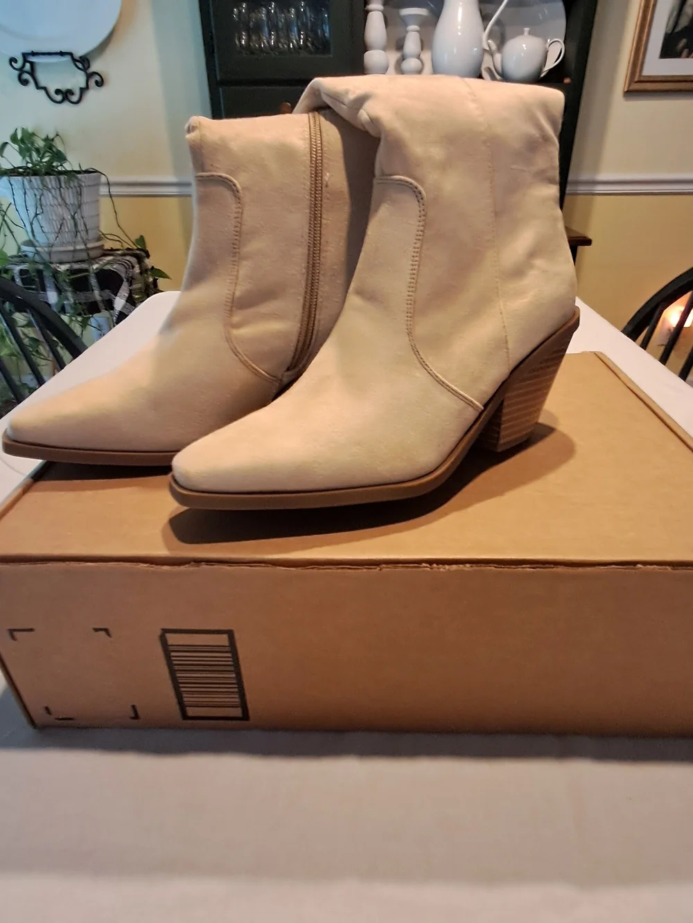 Women's Suede Beige Knee High Boots Size 8‎
