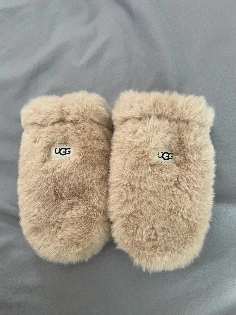 UGG baby Plush Hat, Mittens, and Slipper Set in Beige 12-18 months