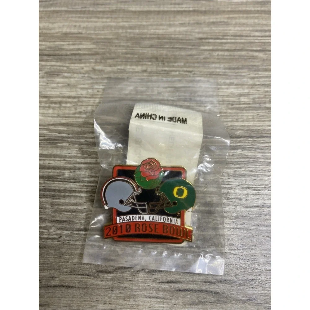 2010 Rose Bowl Pin Dueling Helmets‎ Ohio State Vs Oregon