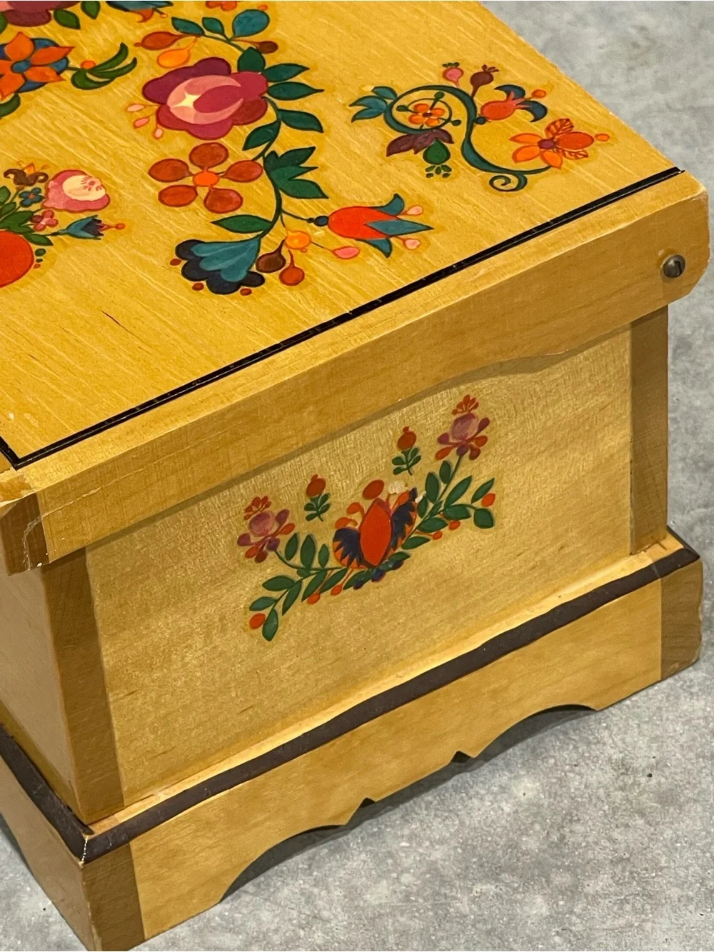 N/A wooden trinket