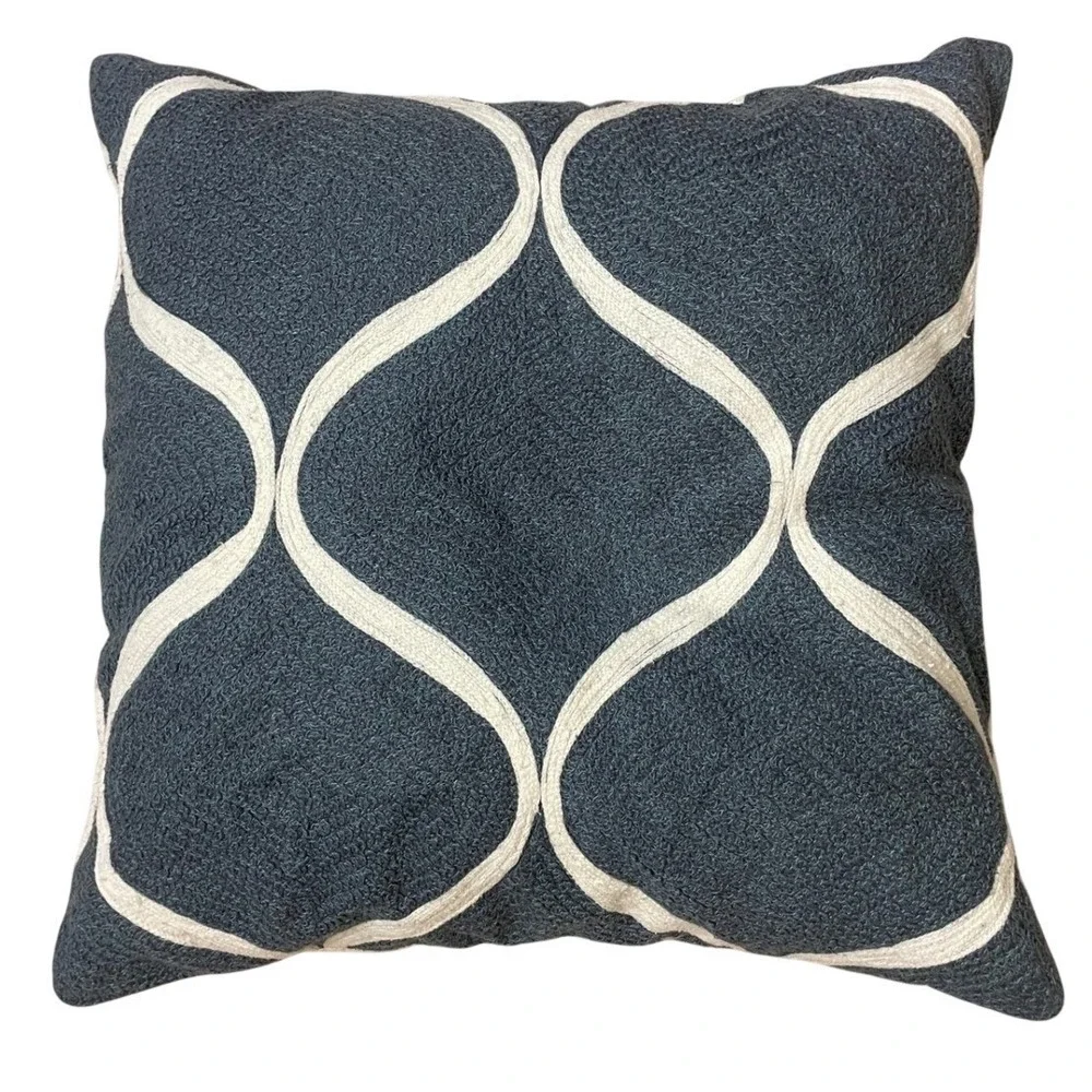 Set of 2 Pottery Barn Embroidered Pillow Covers w/ inserts Blue Grey‎ 18x18