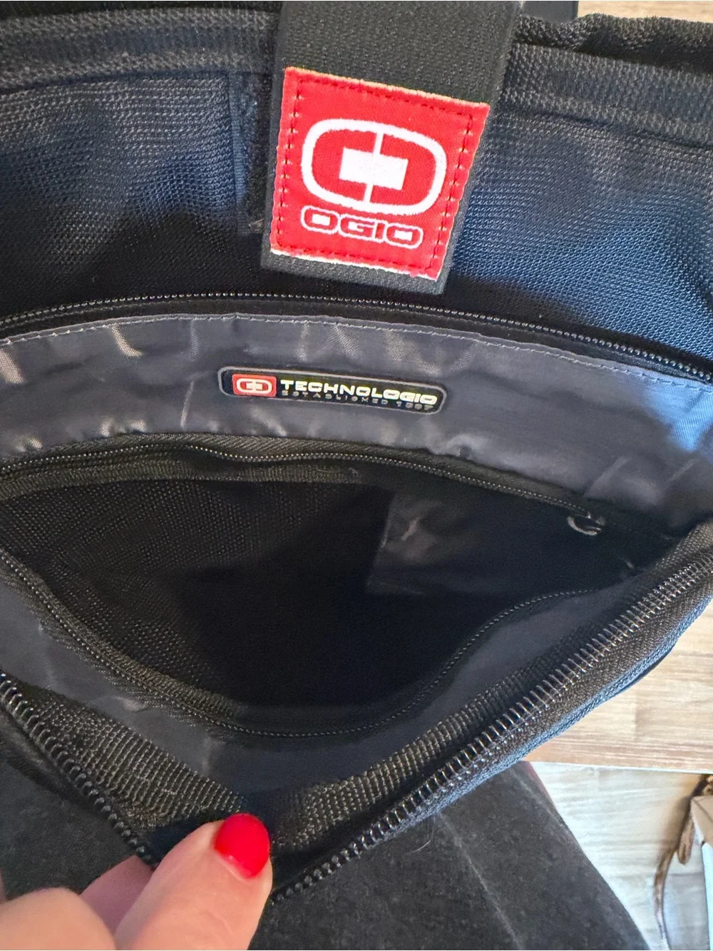 OGIO slim messenger