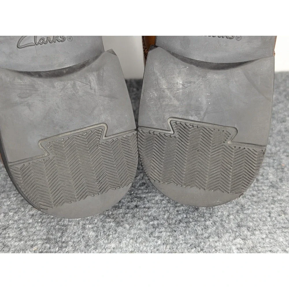 Clarks signs minimal toe