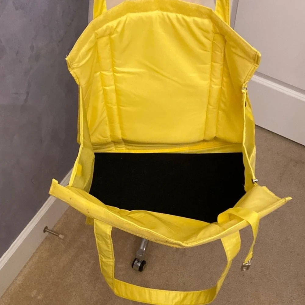 Cute Sunny Yellow Pet Carrier Breathable Lightweight Soft Texture Bottom Insert