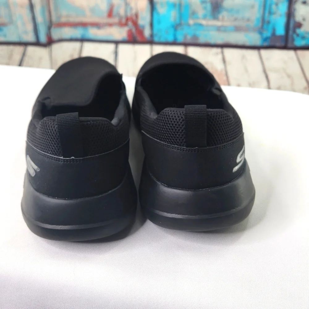 Skechers go max