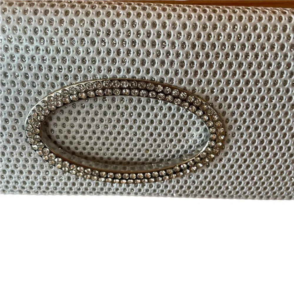 In’s sparkly rhinestone
