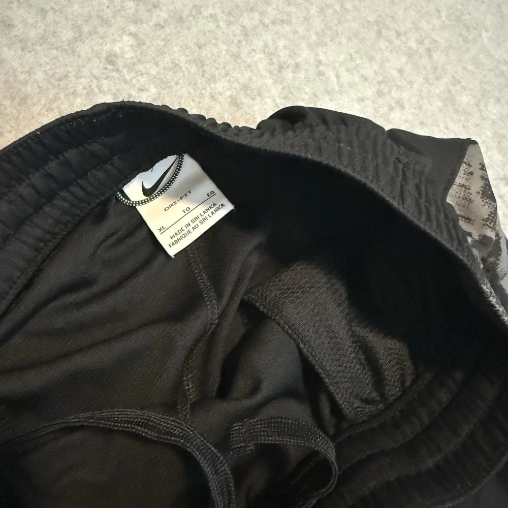 Nike Dri Fit Drawstring Gray Black Athletic Sports Shorts Logo Youth Boys M